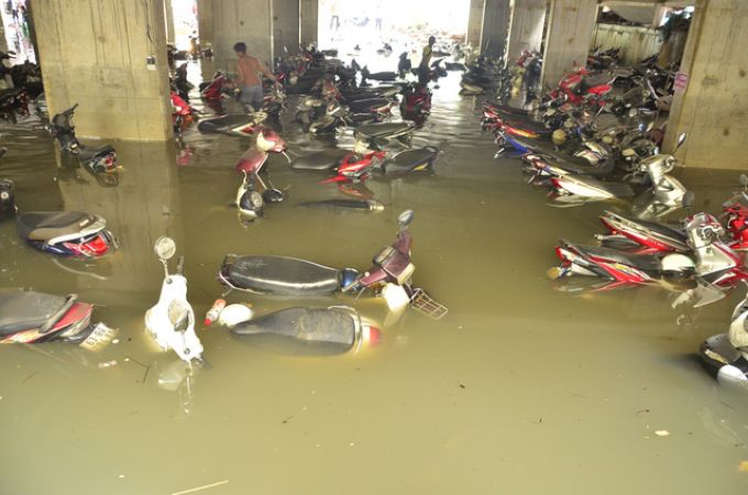 Hàng nghìn chiếc xe máy bị nhấn chìm trong biển nước sau cơn mưa lịch sử tại TP.HCM chiều tối 26/9.