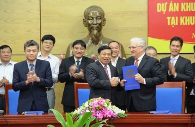 Các nhà đầu tư ký kết đầu tư với lãnh đạo UBND tỉnh Nghệ An
