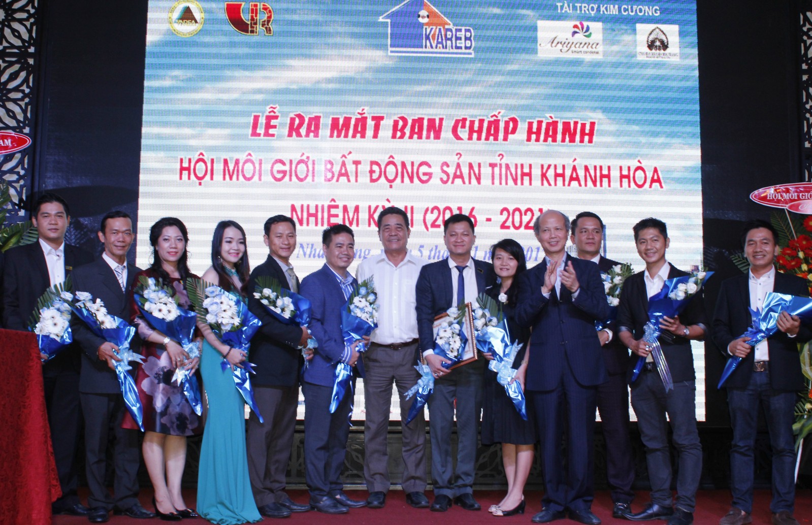 Ông Lê Thanh Quang (giữa) và Chủ tịch Hiệp hội BĐS Việt Nam lên tặng hoa chúc mừng BCH mới Hội Môi giới BĐS Khánh Hòa