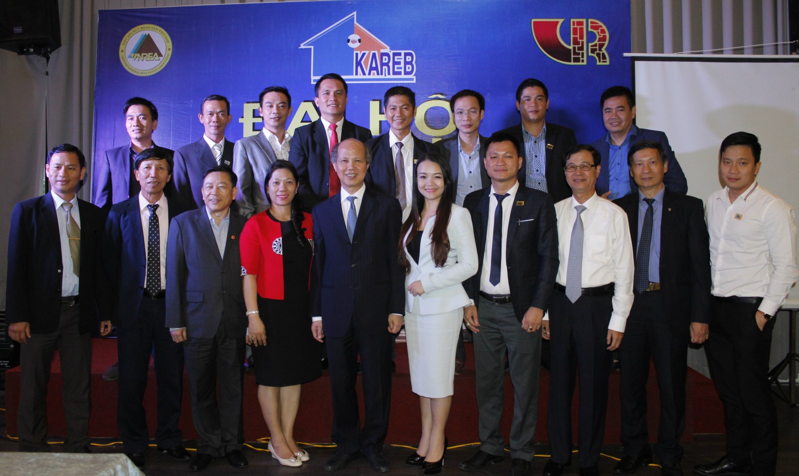 Lãnh đạo Hiệp hội BĐS Việt Nam chụp ảnh kỷ niệm với BCH mới Hội môi giới BĐS Khánh Hòa.