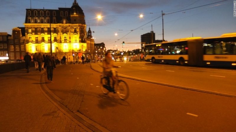 Amsterdam – Thủ đô của Hà Lan không chỉ là một trong những trung tâm tài chính lớn nhất châu Âu, mà còn nổi tiếng với tiêu chuẩn sống cao. “Văn hóa xe đạp” được coi là một nét đẹp của thành phố này.