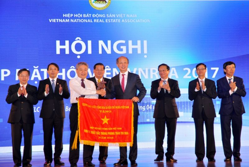 Hiệp hội BĐS Việt Nam vinh dự đón nhận Cờ thi đua của Chính phủ.