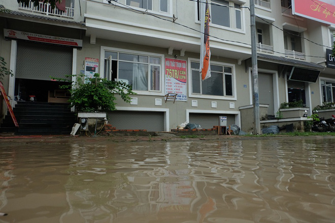 Nhiều khu đô thị, ngập trong biển nước chỉ sau một cơn mưa lớn khiến nhiều khách hàng ngán ngẩm.