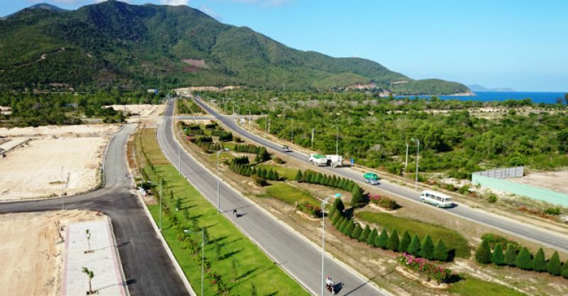 Tuyến đường dọc Bãi Dài nối từ sân bay Cam Ranh đến thành phố có khoảng 30km nhưng có đến 37 dự án nghỉ dưỡng 