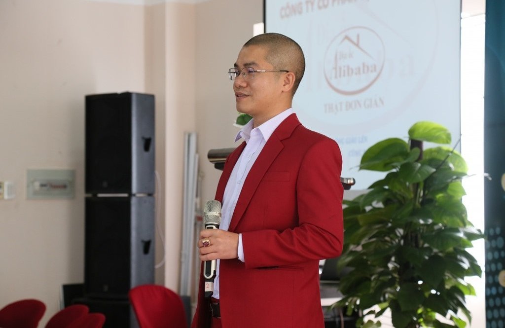 CEO Nguyễn Thái Luyện của Công ty địa ốc Alibaba đưa ra 