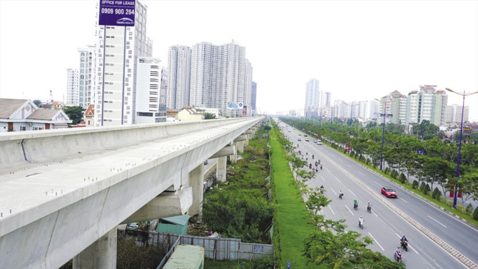 Các dự án bất động sản mọc lên san sát nhau dọc Xa lộ Hà Nội, nơi có tuyến metro số 1 Bến Thành - Suối Tiên dần hình thành. Ảnh: Minh Quân.