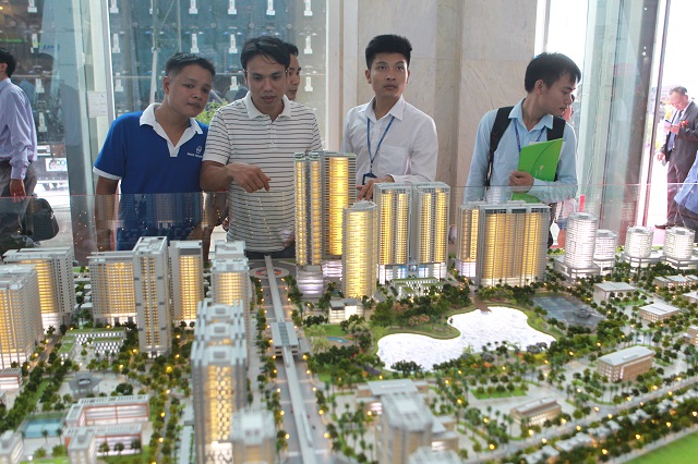 Khách hàng tìm hiểu thông tin dự án nhà ở tại Hội chợ bất động sản diễn ra ở Hà Nội. Ảnh: Công Hùng