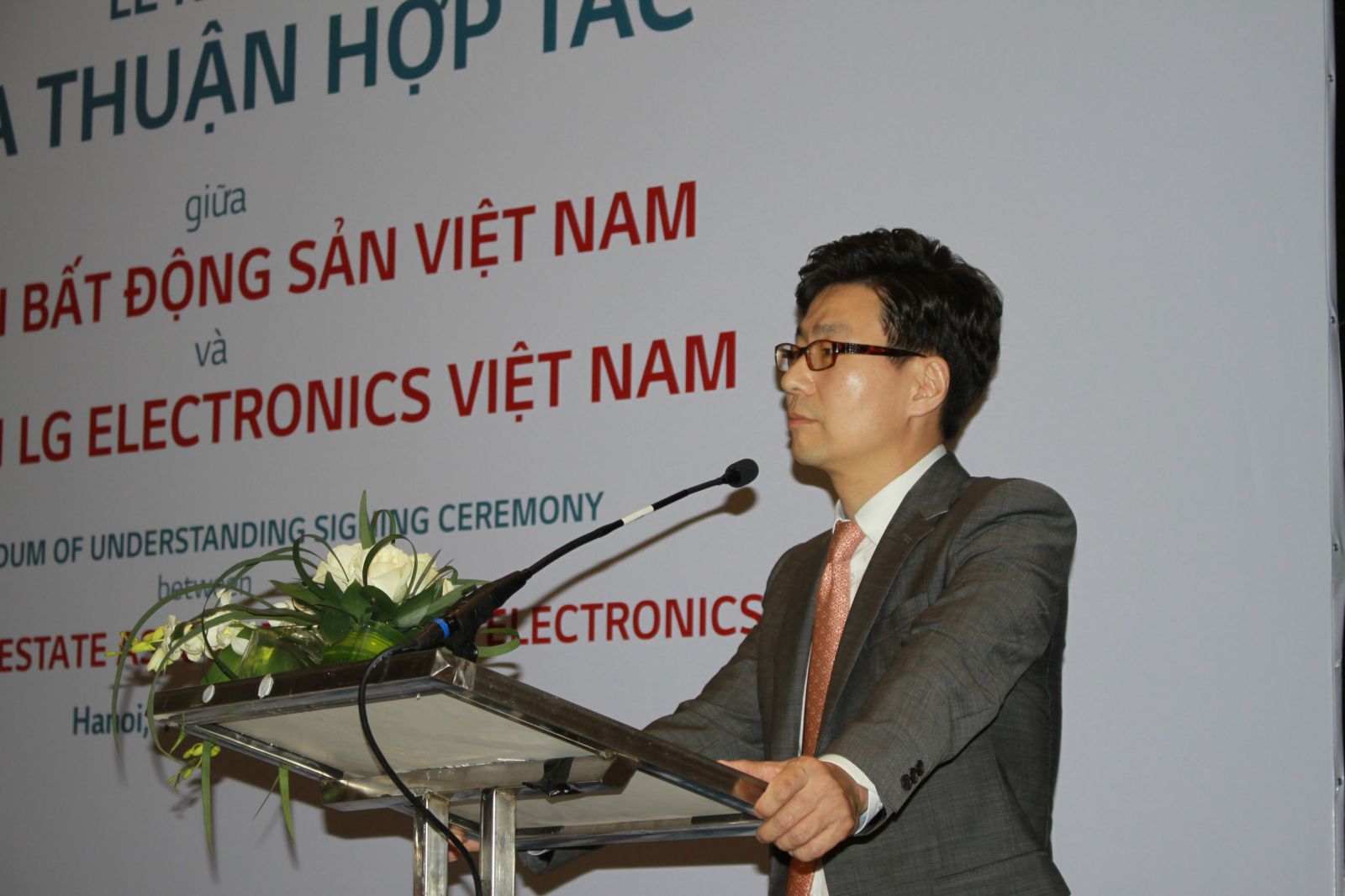 ông Younglak Kim, TGĐ Công ty LG Electronics Việt Nam bày tỏ niềm vinh dự khi hợp tác với VNREA.