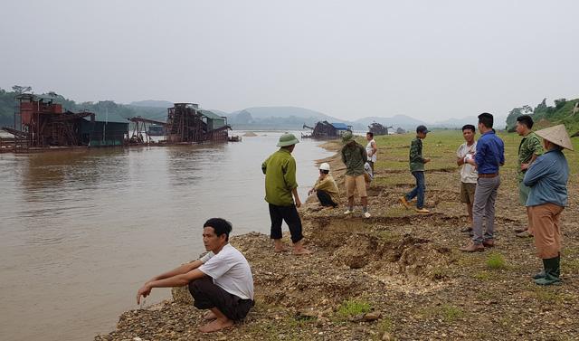 Cứ mỗi buổi chiều, người dân xã Vĩnh Lợi, huyện Sơn Dương, tỉnh Tuyên Quang lại kéo nhau ra sông Lô canh đất để các tàu không khai thác vào sát bờ.