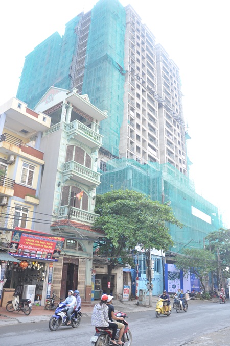 Dự án chung cư New Horizon City có diện tích rộng gần 2 héc ta, gồm 4 tòa nhà cao từ 19 đến 30 tầng. Chủ đầu tư là Công ty TNHH MTV Đầu tư Việt Hà (Việt Hà) và Công ty Cổ phần xây dựng và Kỹ thuật Việt Nam (Vinaenco). 