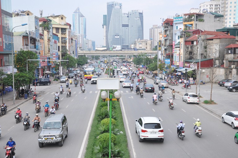 Hàng loạt dự án chung cư cao tầng đang mọc lên bên tuyến đường Lê Văn Lương khiến tuyến đường này thường xuyên bị ùn tắc