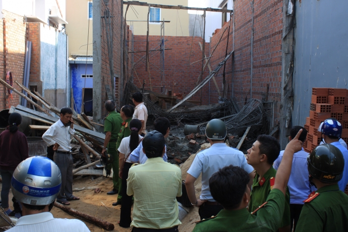 Hiện trường vụ sập sàn nhà tại TP Quy Nhơn sáng 22/8 khiến 7 người thương vong. Ảnh: Báo Giao thông