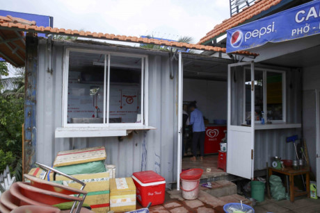 Thùng container bị xử phạt tại quán cà phê Xin Chào - Ảnh: Báo Giao thông