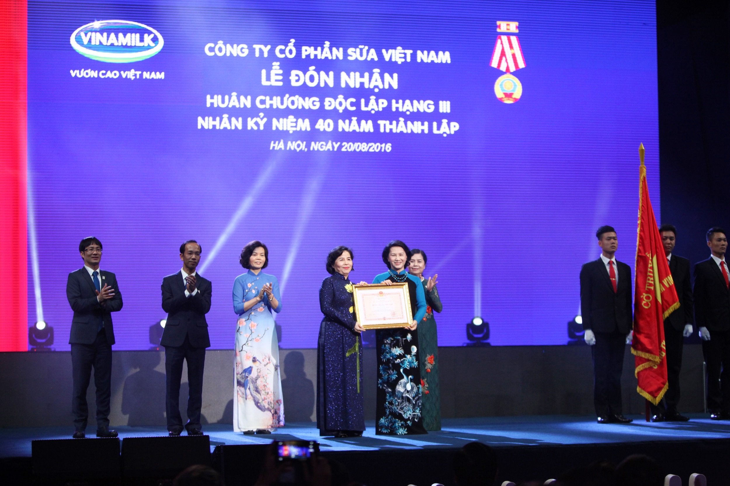 Bà Nguyễn Thị Kim Ngân-Ủy viên Bộ Chính trị, Chủ tịch Quốc hội Việt Nam trao Huân chương Độc lập hạng 3 cho Công ty Cổ phần Sữa VN (Vinamilk) tại Lễ kỷ niệm 40 năm thành lập Vinamilk
