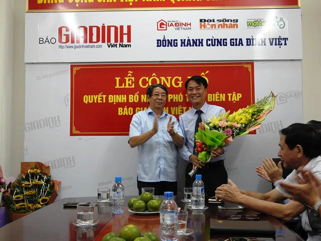 TS Nguyễn Bá Thủy, Chủ tịch Hội KHHGĐ Việt Nam đã trao quyết định bổ nhiệm chức Phó Tổng Biên tập Báo Gia đình Việt Nam cho ông Ngô Xuân Tiến.