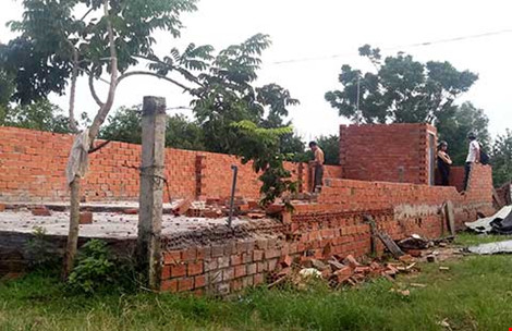 Phần nền, móng mới được xây dựng của một căn nhà không phép ở xã Vĩnh Lộc A, huyện Bình Chánh. Ảnh: TÂN - THOA 