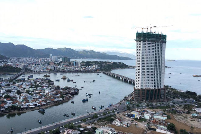 Khách sạn Mường Thanh Khánh Hòa xây dựng vượt tầng gây bức xúc trong dư luận.