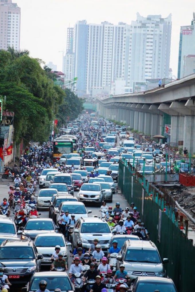 Những tòa chung cư xây mới ngày càng nhiều hai bên đường gây áp lực lên giao thông Hà Nội. Ảnh: Phạm Hải