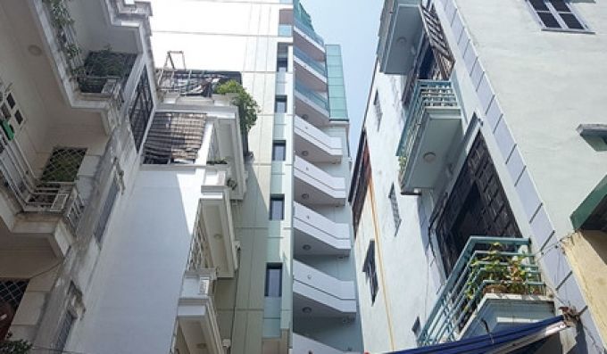 Ngôi nhà xây dựng sai phép của Phó giám đốc Sở GTVT Hà Nội (nhà cao nhất) ẢNH: Lê Quân