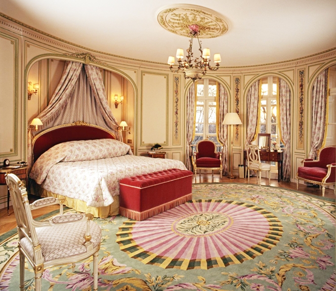 Phòng ngủ này không khác gì phòng ngủ của một hoàng hậu trong truyện cổ tích, đẹp, sang trọng, quý phái và quyền lực