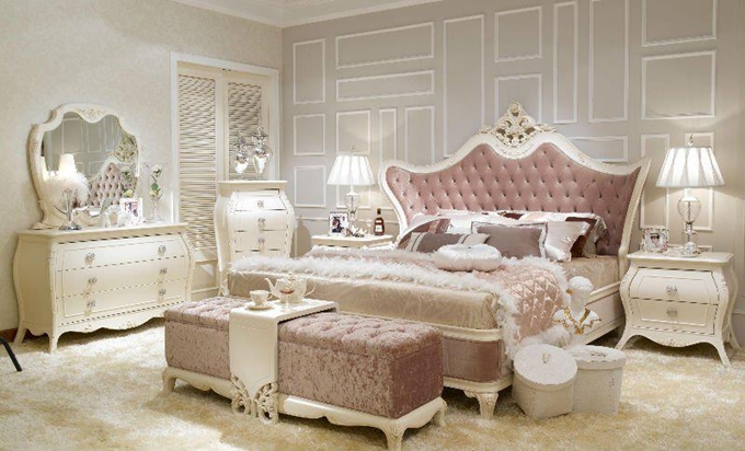 Chiếc giường màu hồng kết hợp với ghế sofa ở phía đuôi dưới làm căn phòng đẹp sang trọng mà ngọt ngào. 