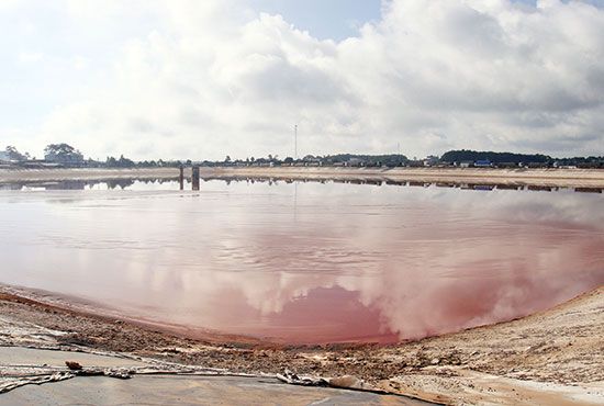 Hồ trữ bùn đỏ tại Nhà máy alumin Tân Rai.