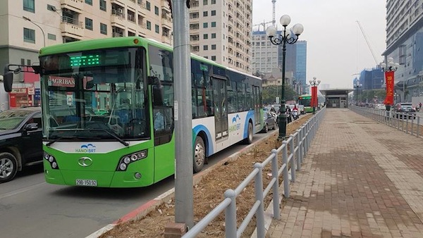 Hai lượt xe buýt nhanh nối đuôi chôn chân trên đường Lê Văn Lương