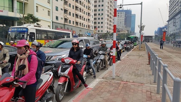 Nghỉ Tết Dương lịch, đường Lê Văn Lương vẫn đông như nêm, phương tiện đi tràn vào làn đường dành riêng cho buýt nhanh