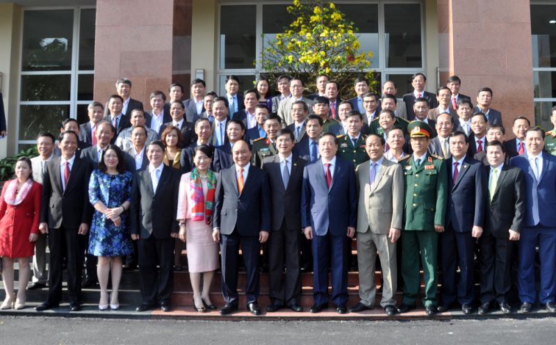 Thủ tướng Nguyễn Xuân Phúc cùng đội ngũ lãnh đạo tỉnh Quảng Nam. - Ảnh: VGP/Hồng Hạnh