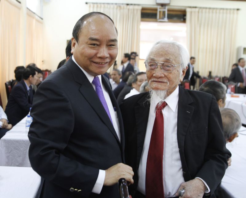 Thủ tướng cùng một đồng chí nguyên lãnh đạo tỉnh Quảng Ngãi. - Ảnh: VGP/Hồng Hạnh