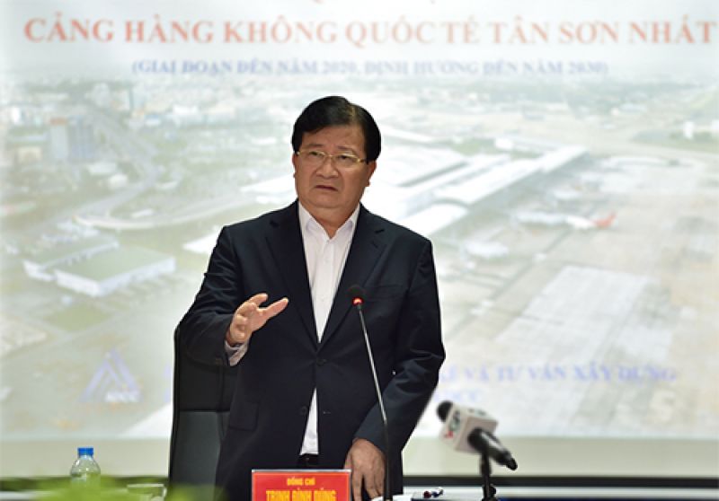 Phó thủ tướng Trịnh Đình Dũng làm việc với các đơn vị liên quan về mở rộng sân bay Tân Sơn Nhất ngày 9/2. Ảnh: VGP.