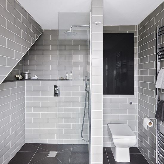 Không gian được phân chia rõ ràng làm phòng tắm trở nên ngăn nắp. Lựa chọn gạch ốp tường và gạch lát nền cho nhà tắm cũng là việc làm quan trọng