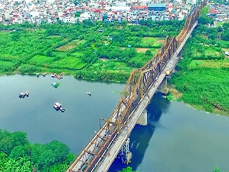Hai bên bờ sông Hồng đoạn qua cầu Long Biên. Ảnh: antd.com.vn