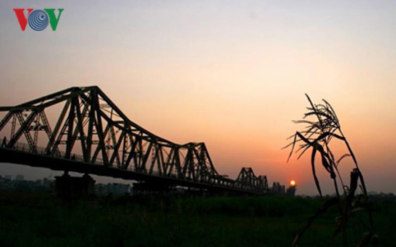 Cầu Long Biên, một hình ảnh tiêu biểu của thủ đô Hà Nội, bắc qua hai bờ sông Hồng - Ảnh: Hà Thành