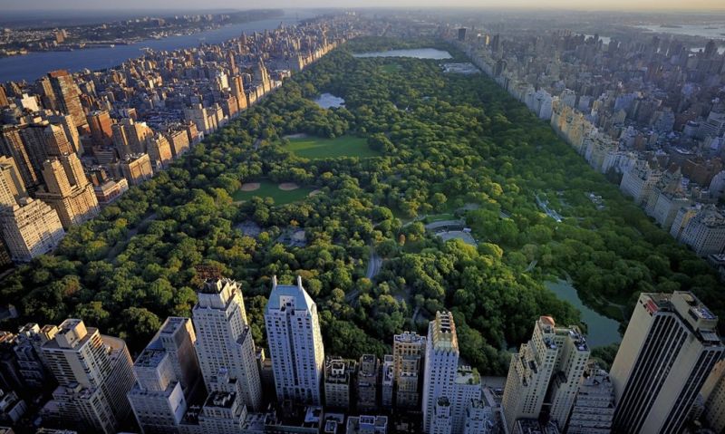 Công viên Trung tâm tại Manhattan, New York, Mỹ có quy mô 500 ha, được thiết kế với hệ thống cảnh quan cây xanh cùng nhiều hồ nước xanh mát