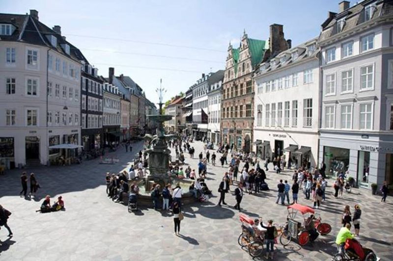 Stroget – con đường cổ nhất Copenhagen dài hơn 2km chỉ dành cho những người đi bộ, luôn đông nghịt người qua lại.