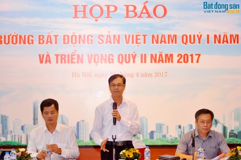 Ông Nguyễn Mạnh Hà, Phó Chủ tịch Hiệp hội BĐS Việt Nam chủ trì buổi Họp báo.