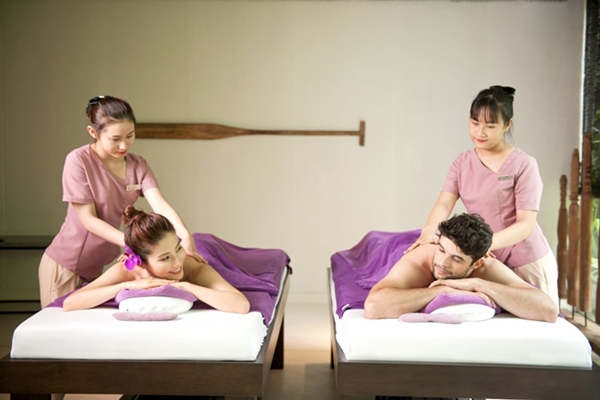 Quý khách sử dụng dịch vụ spa của Pure Spa sẽ được trải nghiệm từ phương pháp massage truyền thống của Naman cho đến shiatsu (phương pháp trị liệu bằng cách xoa bóp của người Nhật)