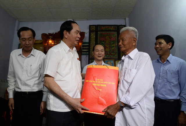 Chủ tịch nước Trần Đại Quang tới thăm hỏi và tặng quà cho cụ Nguyễn Văn Mạnh (thị trấn Cần Thạnh) là một lão thành cách mạng.