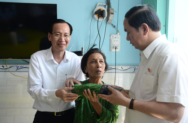 Chủ tịch nước Trần Đại Quang tới thăm hỏi và tặng quà cho bà Nguyễn Thị Nhị - một người con liệt sĩ sống ở ấp Giồng Ao, thị trấn Cần Thạnh.