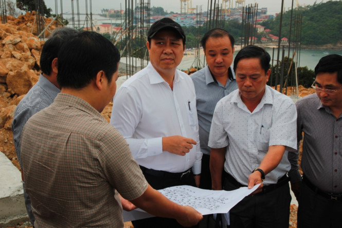 Chủ tịch Đà Nẵng Huỳnh Đức Thơ (đội mũ) trong lần kiểm tra bán đảo Sơn Trà vào tháng 3.2017 ẢNH: HOÀNG SƠN