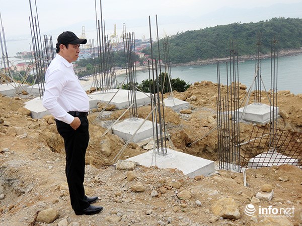 Chủ tịch UBND TP Đà Nẵng Huỳnh Đức Thơ kiểm tra việc xây dựng chưa được cấp phép tại Khu du lịch Biển Tiên Sa trên bán đảo Sơn Trà (Ảnh: HC)
