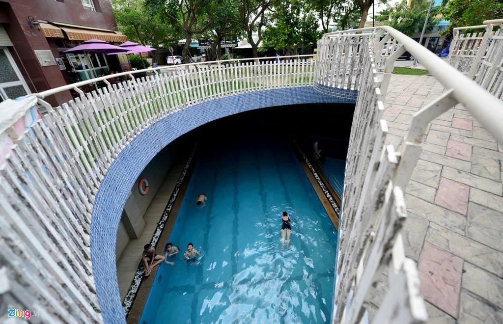 Bể bơi dành cho toàn bộ cụm chung cư này được thiết kế ngầm phía dưới cùng bãi đỗ xe của 2 chung cư Thái An 1&2. Giá vé để bơi tại đây là 25.000 đồng.
