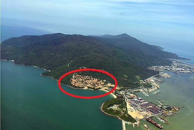 Bán đảo Sơn Trà nhìn từ trên cao, vùng khoanh đỏ là điểm phát hiện 40 móng biệt thự không phép xày xới bán đảo. Ảnh: Nguyễn Đông.