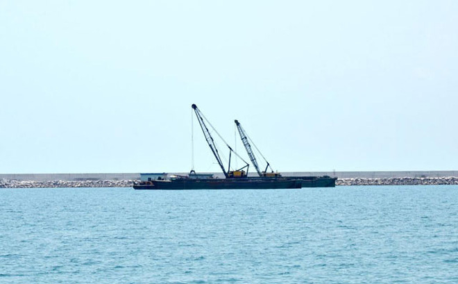 Nạo vét cảng biển dự án Nhà máy Nhiệt điện Vĩnh Tân 1. Ảnh: Báo Nhân Dân