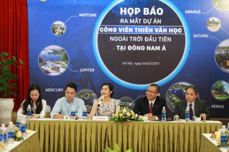 Phó Chủ tịch Tập đoàn Nam Cường – Bà Trần Thị Quỳnh Ngọc (giữa) cùng các chuyên gia hàng đầu của Viện Hàn lâm Khoa học Việt Nam