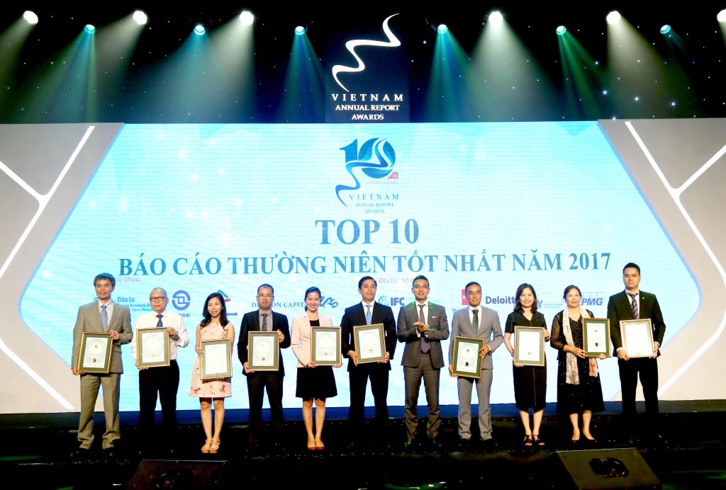 Đại diện Tập đoàn Novaland nhận giải Top 10 Báo cáo Thường niên 2017