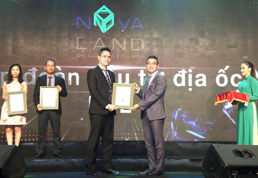 Ông Phan Lê Hòa - Giám đốc Tài Chính Kế Toán đại diện Tập đoàn Novaland nhận giải Top 10 Báo cáo Thường niên 2017