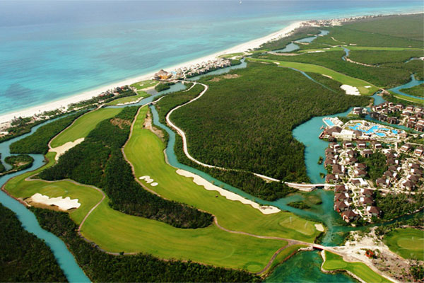 Sân golf 18 lỗ hòa nhập cùng không gian tự nhiên của đảo
