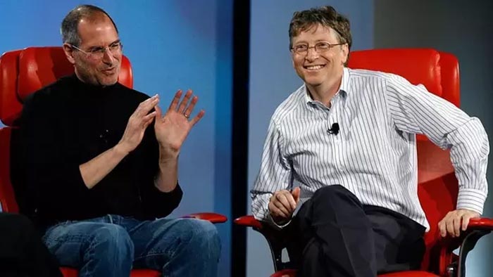 Steve Jobs (trái) và Bill Gates tại buổi tọa đàm trên sân khấu hội thảo công nghệ D5 vào năm 2007. Ảnh: Quora